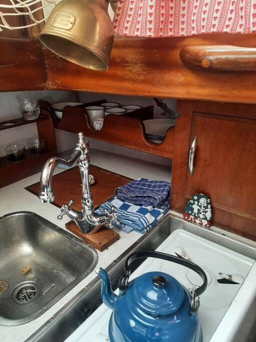 Cosy Sailingboat In Vlissingen Hotel Exterior photo